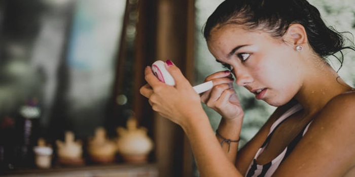 How to Properly Care for Your Coloured Contact Lenses